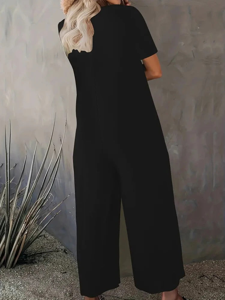 Allsidig ensfarget damejumpsuit, komfortabel og elegant for sommerdager, fritid eller ferie.