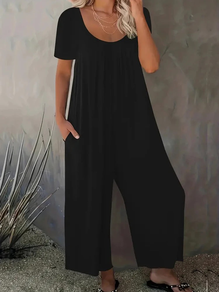 Hverdagsklar ensfarget jumpsuit for kvinner, vide ben og kortermer for en komfortabel og moderne sommer.