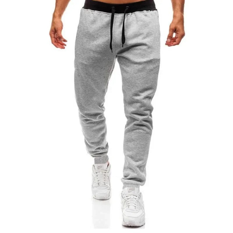 Velsittende joggebukse for menn. Komfortabel og varm for vinteren, ideell for trening og avslapning.