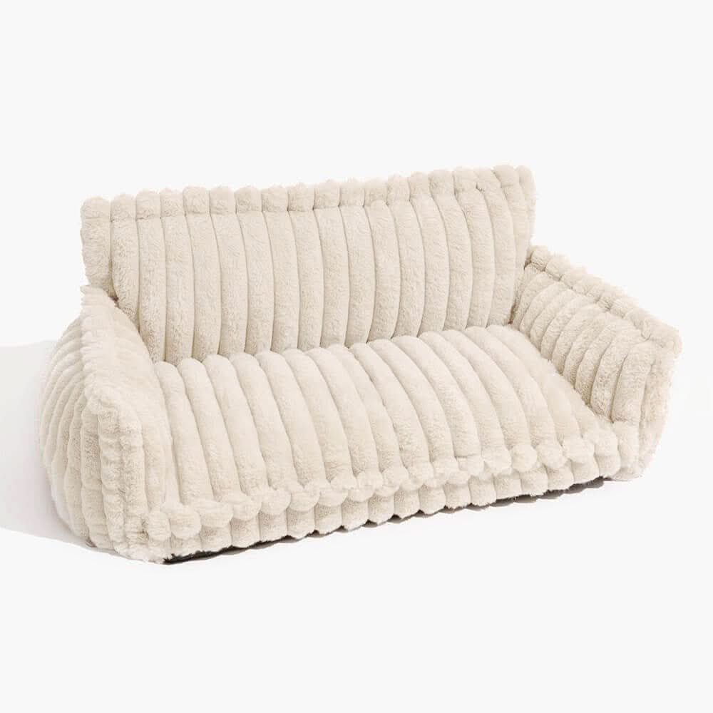 Glad hund sover dypt i en komfortabel hundesofa med hevet kant, perfekt for avslapning.