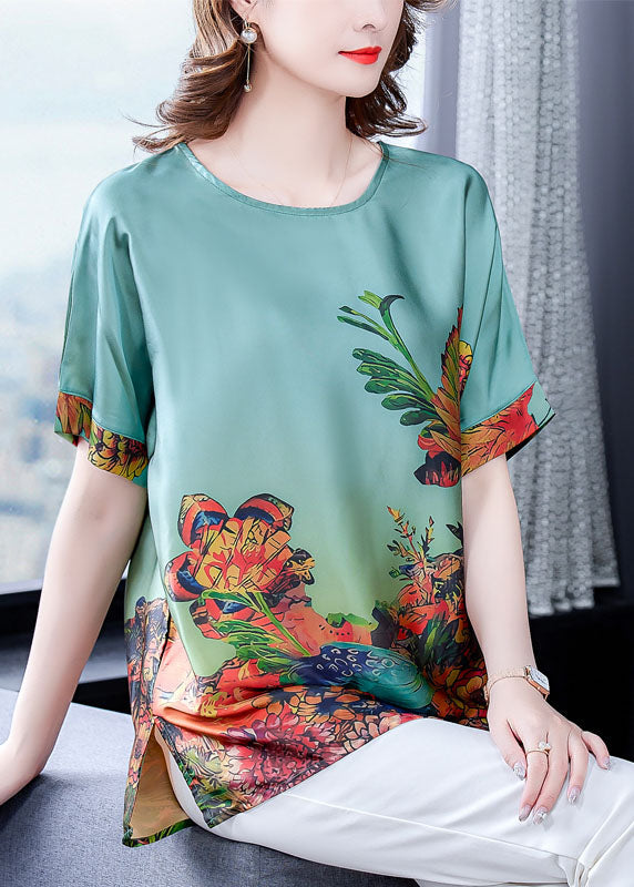 Elegant kvinnebluse med O-hals og korte ermer. Romslig passform, ideell for sommer og festlige anledninger.