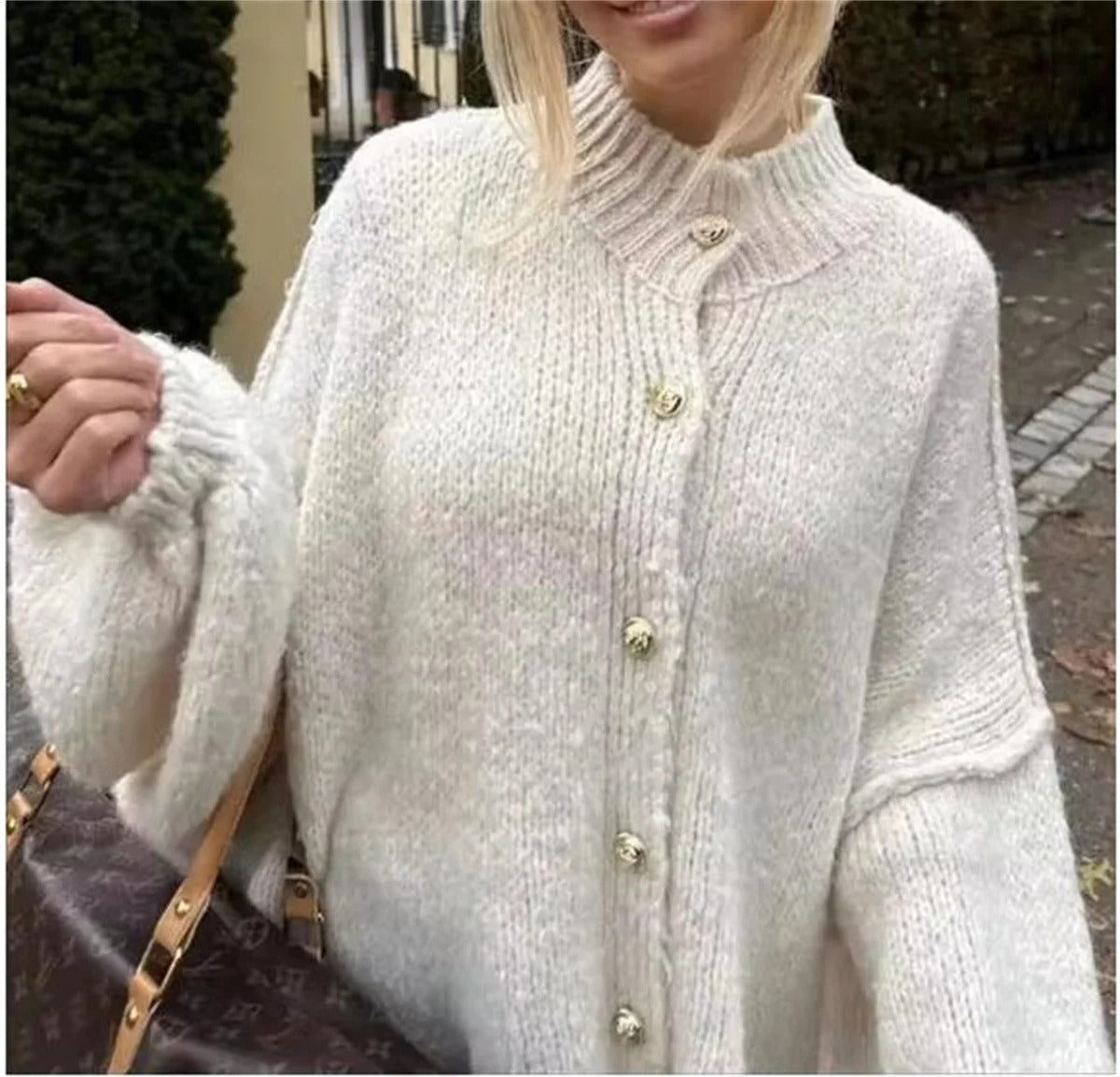 Casual, løs strikket genser med knapper for kvinner. Komfortabel og trendy for hverdagen.