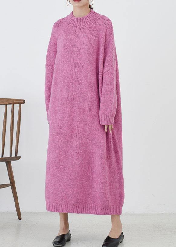 Nærbilde av koselig rose o-hals strikkegenser til dame i plus size. Myk, langermet genser for kalde dager.