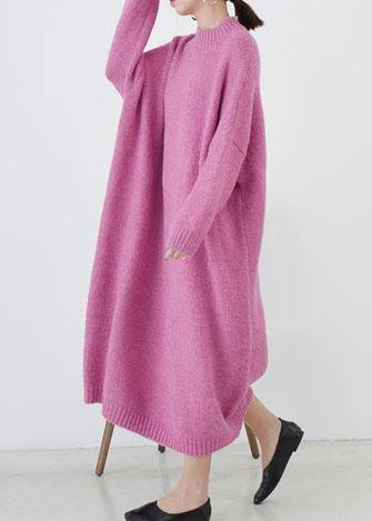 Detaljbilde av o-halsen på en rose strikkegenser til dame. Plus size, komfortabel og varm for vinteren.