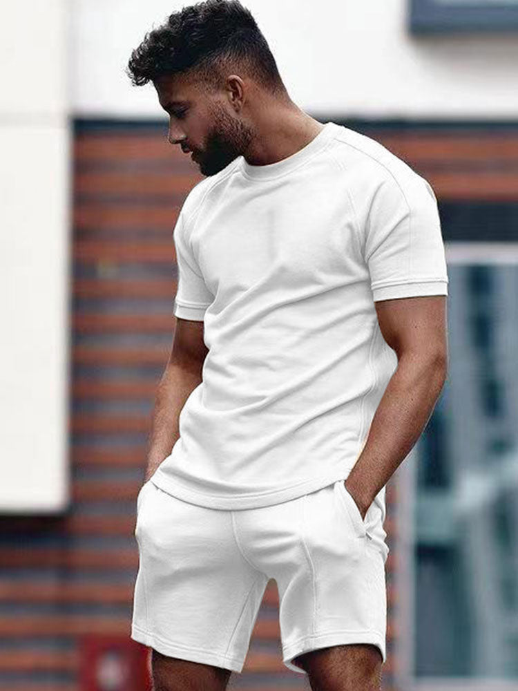 Stilig herresett med kortermet T-skjorte og shorts. Ideelt casual antrekk for varme sommerdager, komfortabelt og lett.