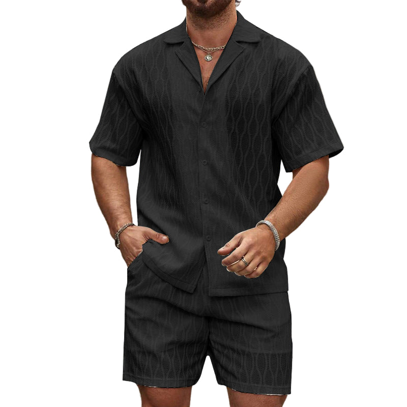 Komfortabelt herresett for sommeren: kortermet skjorte og shorts. Ideelt for fritid og ferie.
