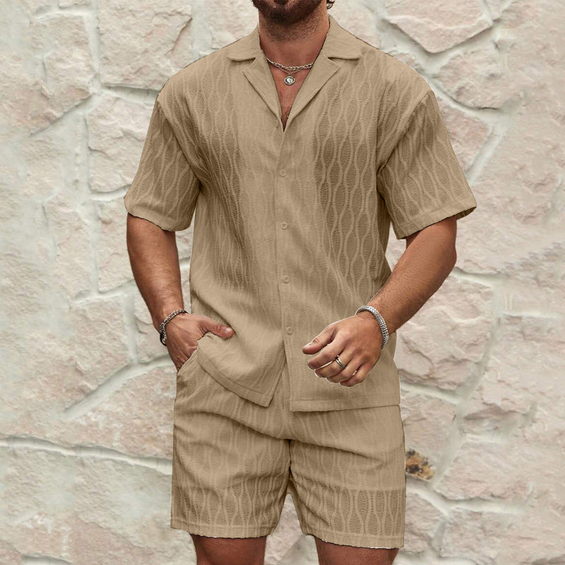 Komfortabelt herresett med pustende stoff. Kortermet skjorte og shorts, perfekt for varme sommerdager.