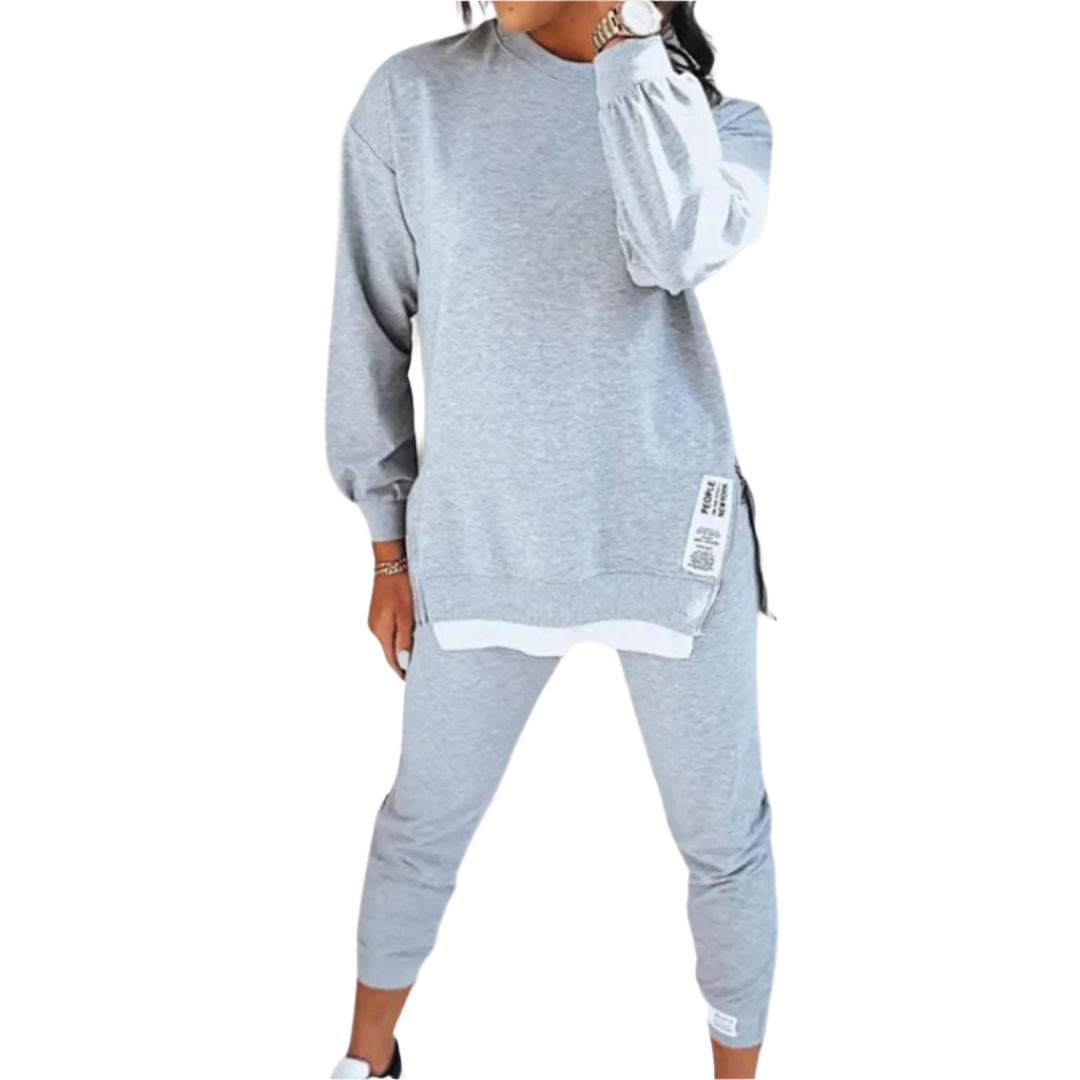 Komfortabelt loungewear sett for kvinner med oversized sweatshirt og myke joggers, perfekt for avslapning hjemme.