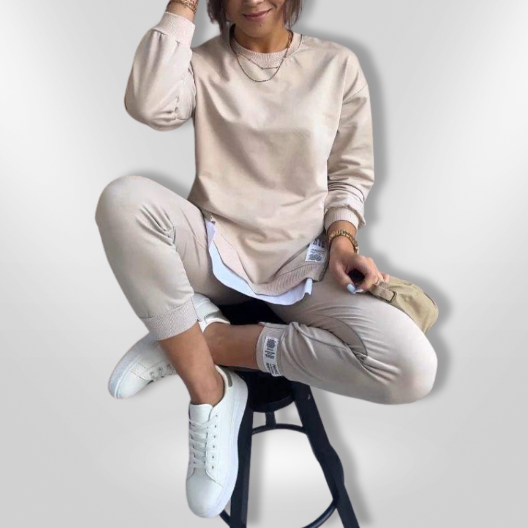 Moderne kvinne loungewear sett med en koselig oversized sweatshirt og komfortable joggers, ideelt for fritid.