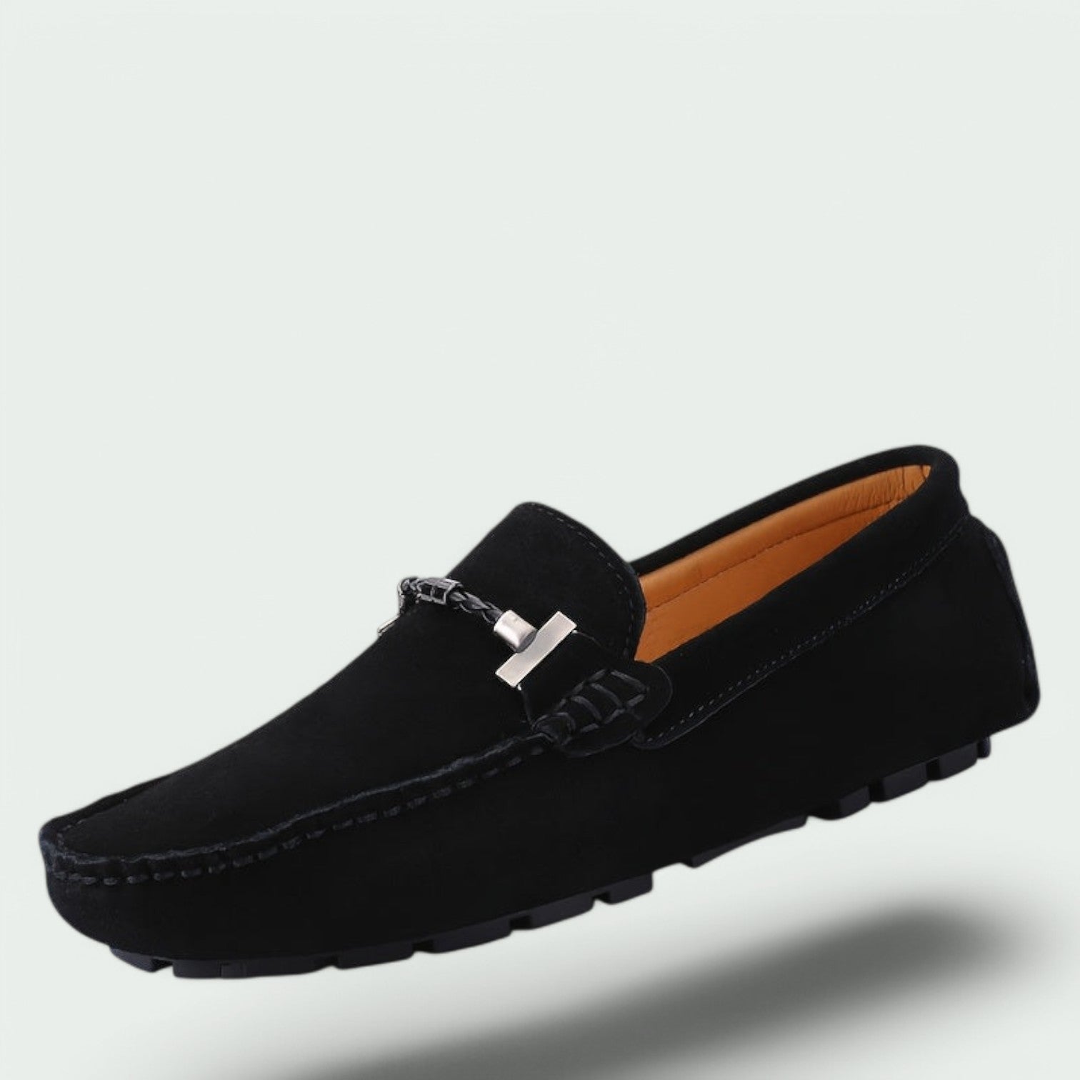 Stilige slip-on herresko i semsket skinn. Brune mokasiner med gummisåle for herremote og hverdagsbruk.