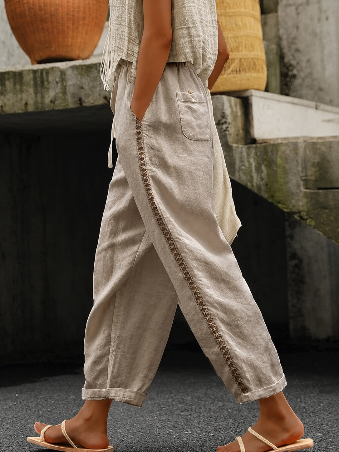 Trendy crop bukser for kvinner med elastisk midje. Allsidige og komfortable sommerbukser for casual bruk.