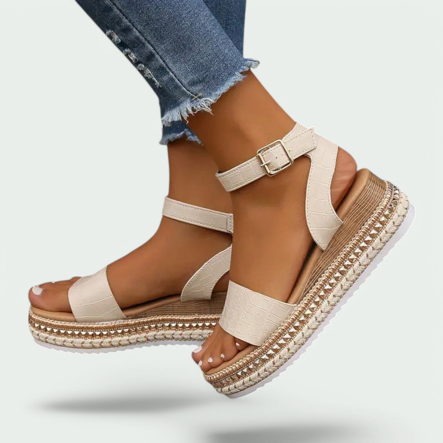 Trendy plattform sandaler for dame med ankelstropp. Stilige og lette sommer sandaler perfekte for komfort hele dagen.