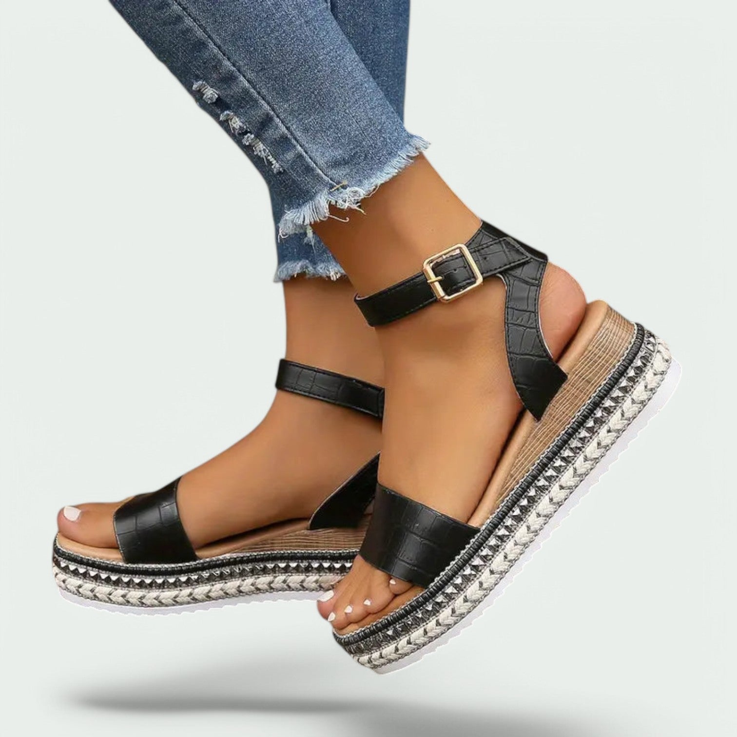 Dame plattform sandaler med justerbar ankelstropp. Komfortable og trendy sommer sandaler for en avslappet stil.