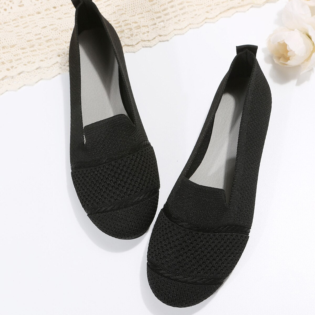 Komfortable dameslippers i slip-on stil, ideelle hverdagssko for uformell og avslappet bruk.