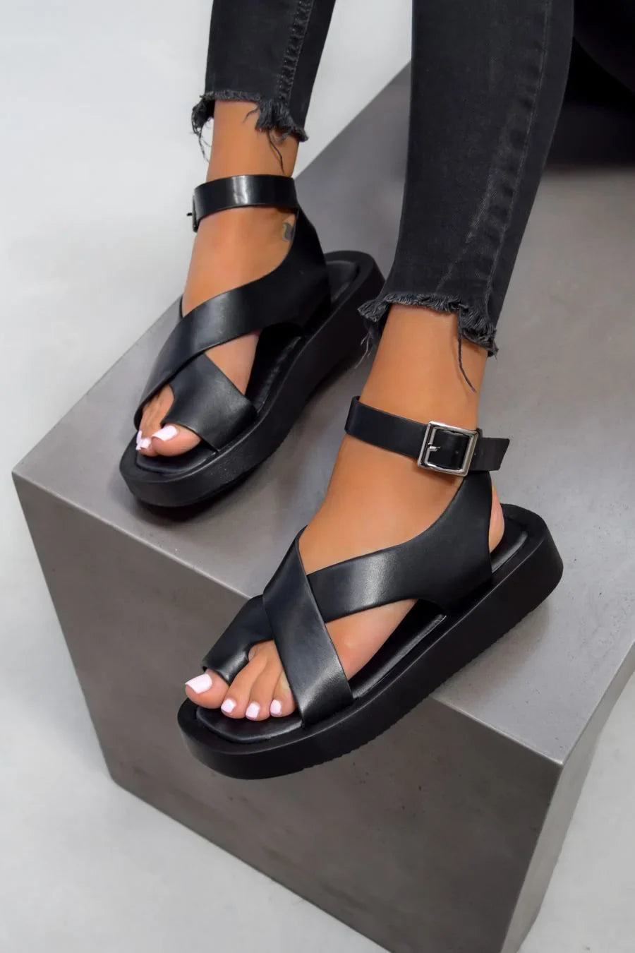 Stilige gladiator sandaler for kvinner med tykk såle. Trendy, justerbare damesandaler, ideelle for strand og by i sommer.