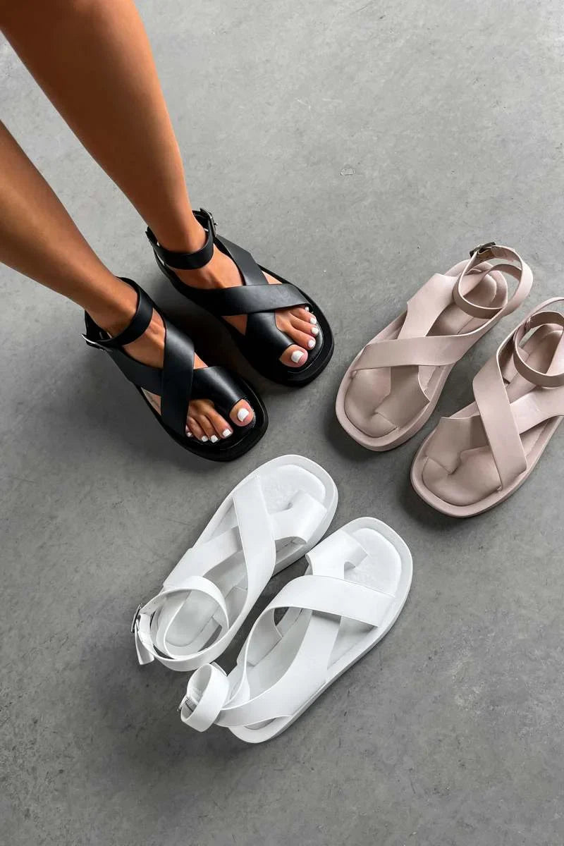 Baksiden av komfortable gladiator sandaler for kvinner, med tykk såle som gir stabilitet. Perfekt for sommerfottøy.