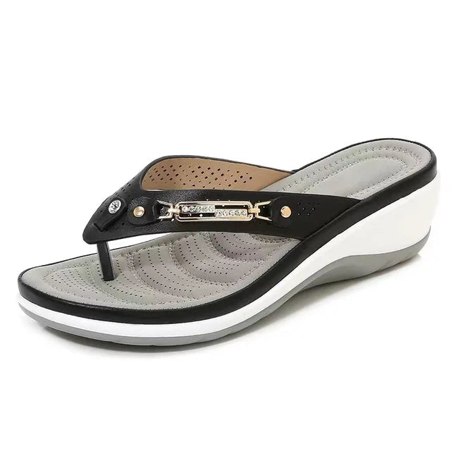 Luftige perforerte damesandaler med mykt fotbed, ideelle for varme sommerdager og god ventilasjon.