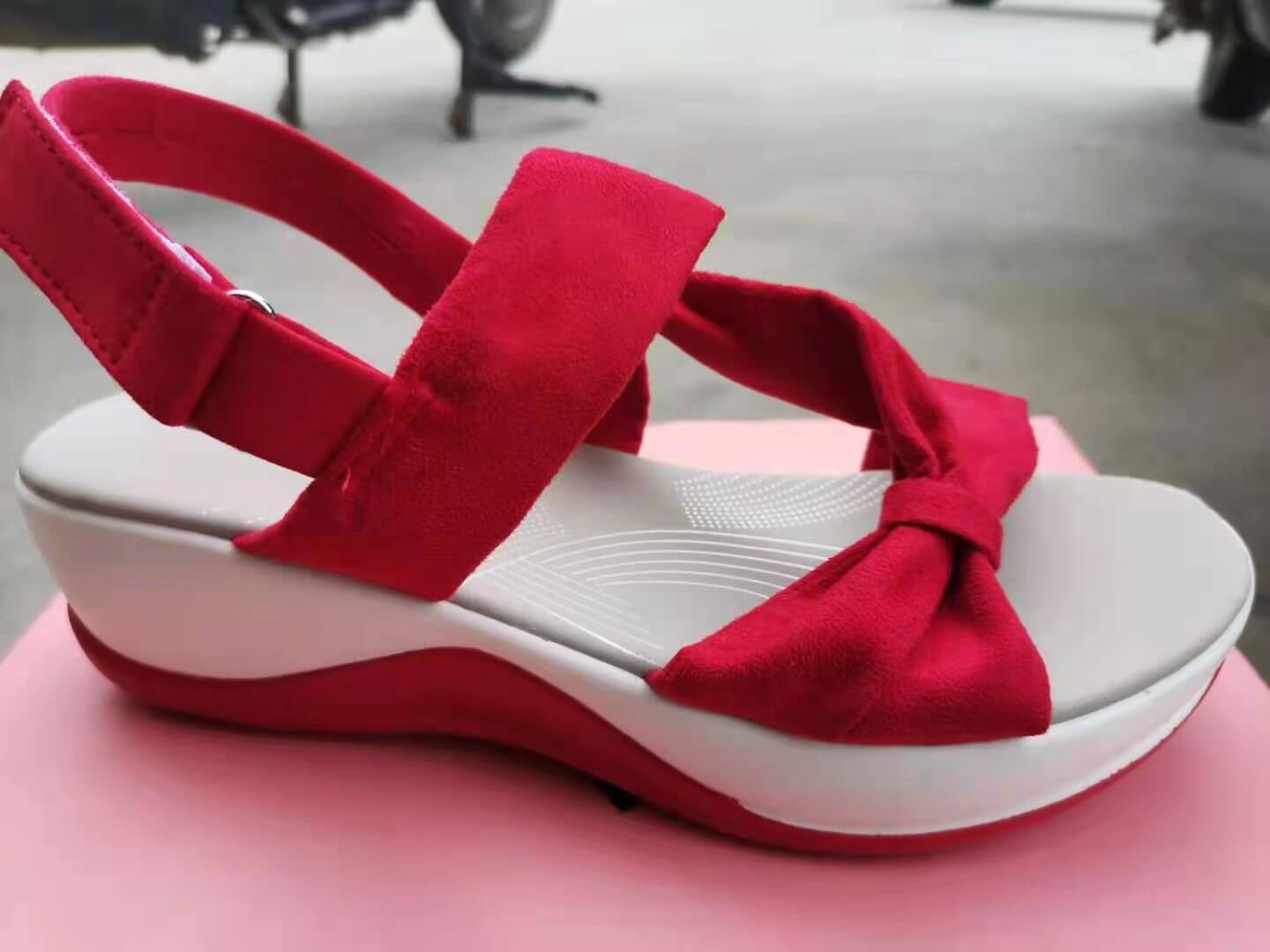 Elegante damesandaler for fritid. Komfortable kvinnesko med optimal støtte, perfekte sommersko i svart.