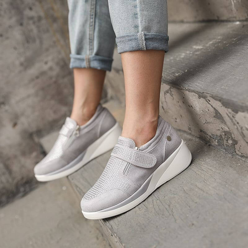 Praktiske damesneakers med glidelås, kombinerer stil, komfort og enkel påføring for damemote.