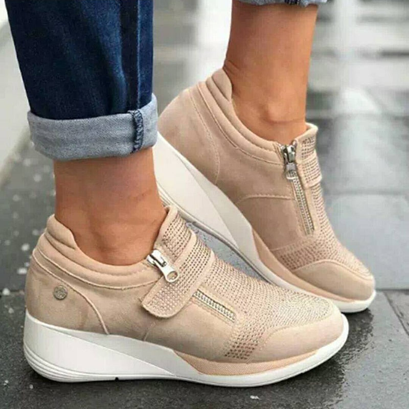 Nærbilde av glidelåsen på komfortable damesneakers i et moderne, pustende design.