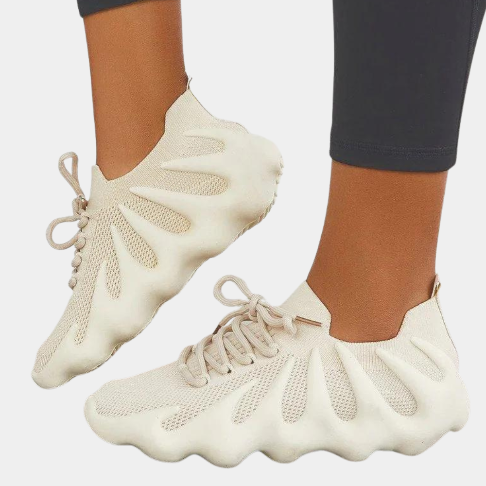 Komfortable damesneakers med unikt design og pustende overdel, perfekt for fritid og hverdagsbruk.
