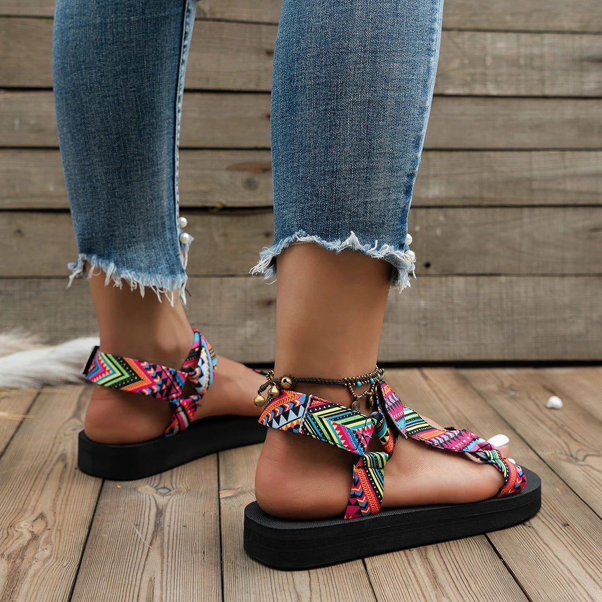 Elegante slip-on flate sommersandaler for kvinner, perfekte for sommerstil og feriedager ved stranden.
