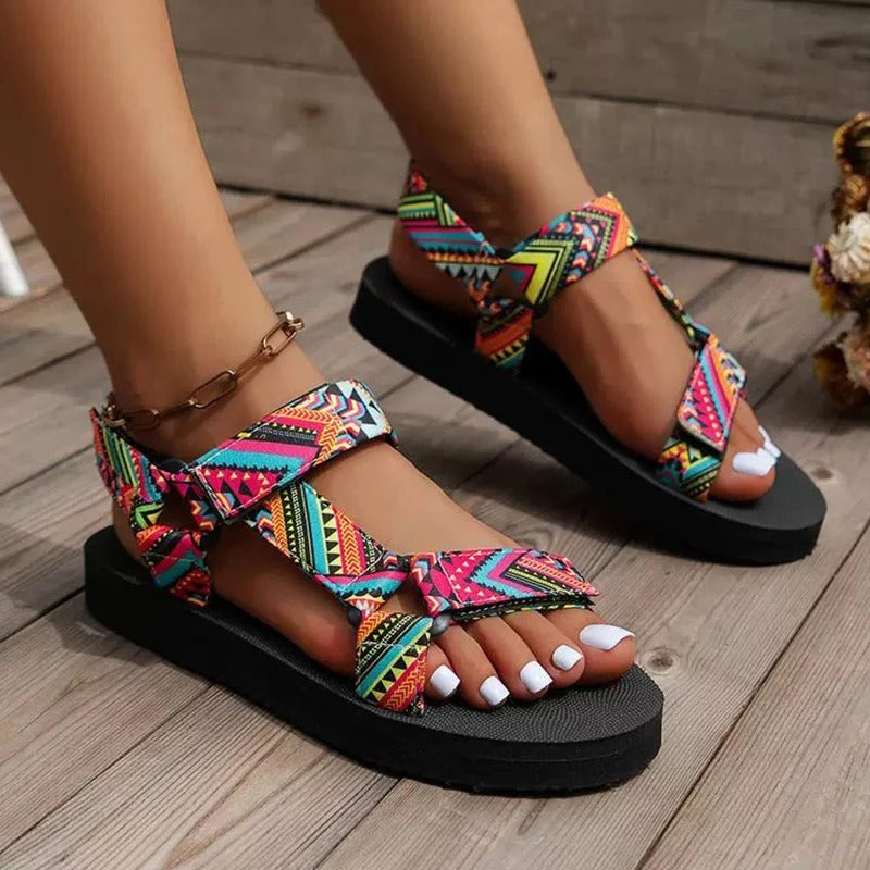 Stilige flate sandaler for damer, komfortable sommersko med åpen tå, perfekt for strand og fritid.