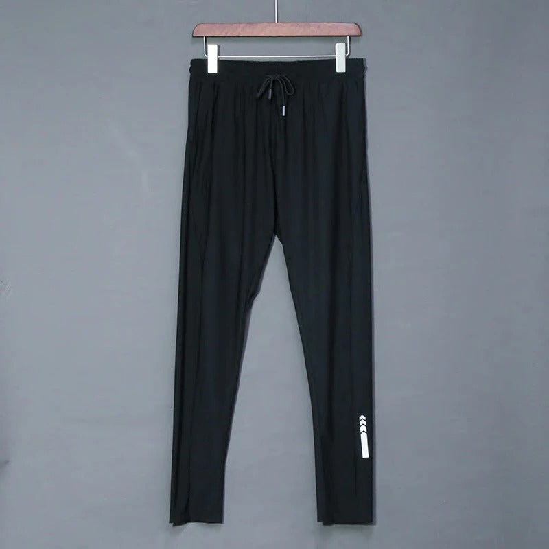 Pent brettede herre joggebukser i blått. Allsidige bukser for trening, komfort og sporty herreklær.