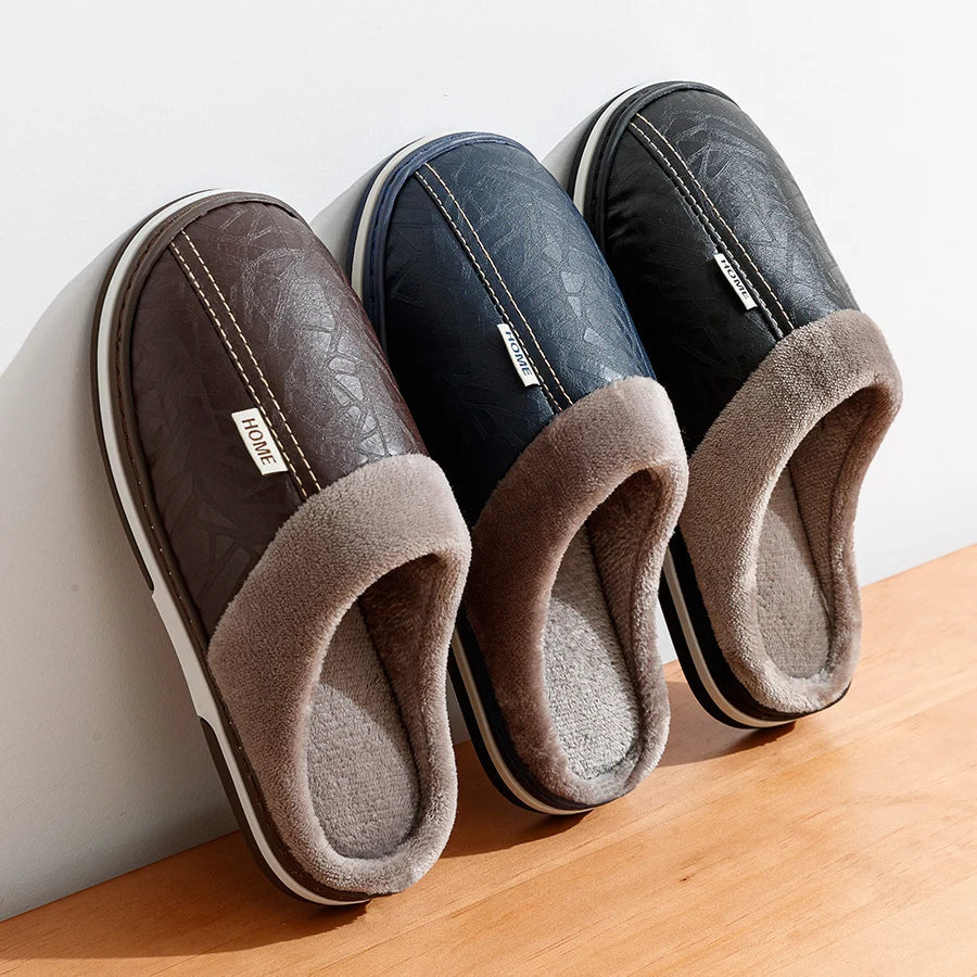Nærbilde av sklisikker såle på grå herre slippers, gir trygt grep på glatte gulv.