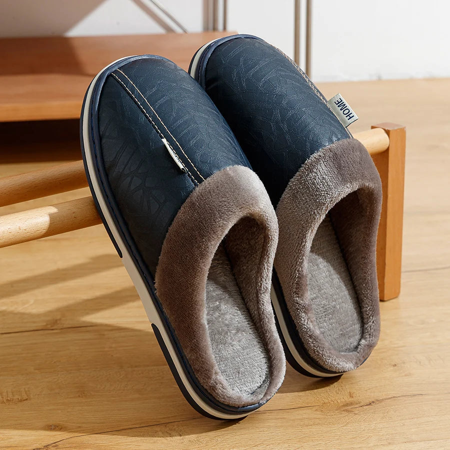 Svarte slip-on herre slippers, ideelle innendørs hjemmesko for avslapning og komfort.