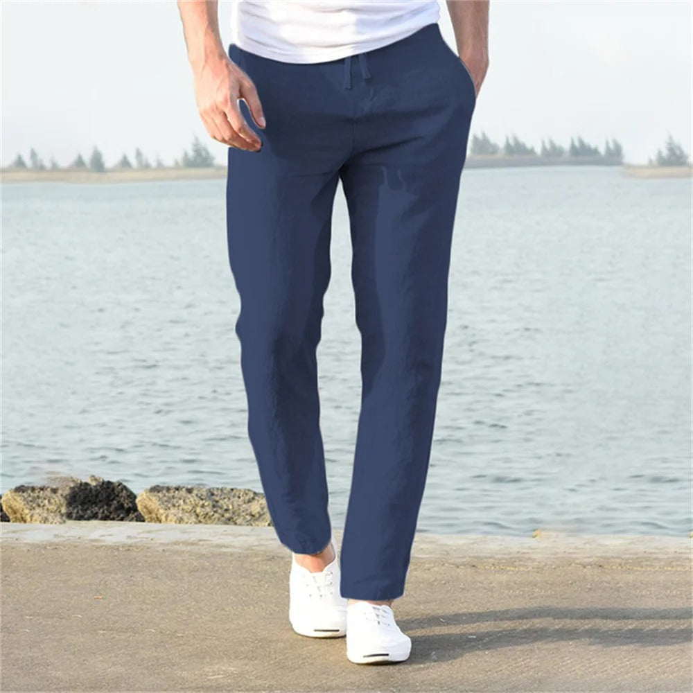 Bakside av ensfargede herrebukser. Komfortable fritidsbukser for menn med snøring, streetwear-look.