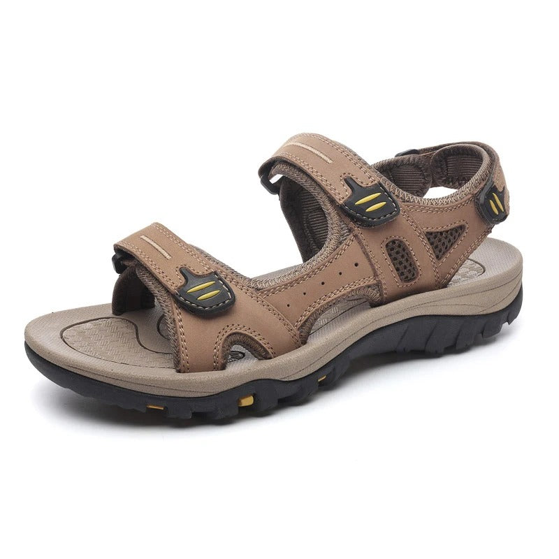 Slitesterk yttersåle på menns sandaler, gir utmerket grep og komfort for sommer- og hverdagsbruk.