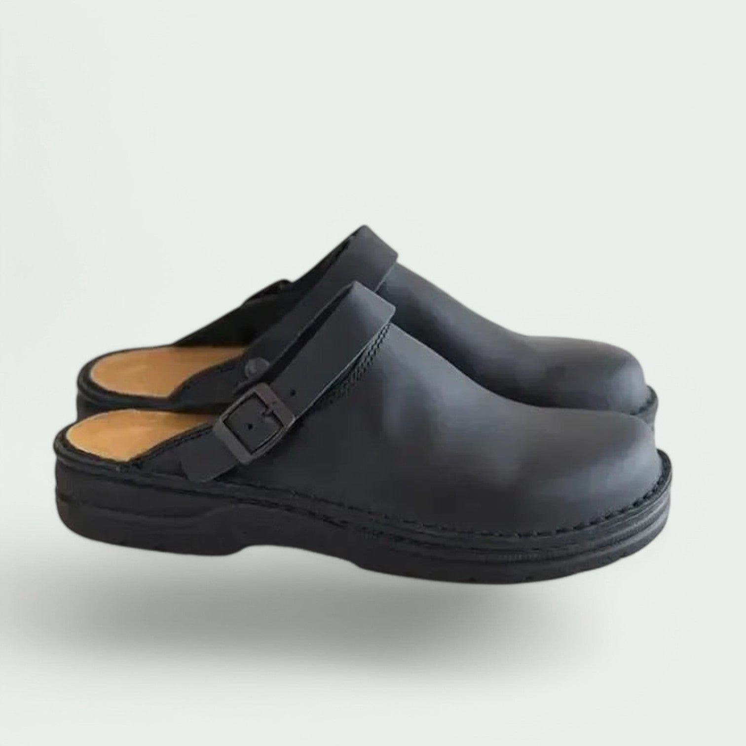 Mørk brune herresandaler med åpen hæl. Elegante og komfortable sommersko for menn, ideelle til festbruk.