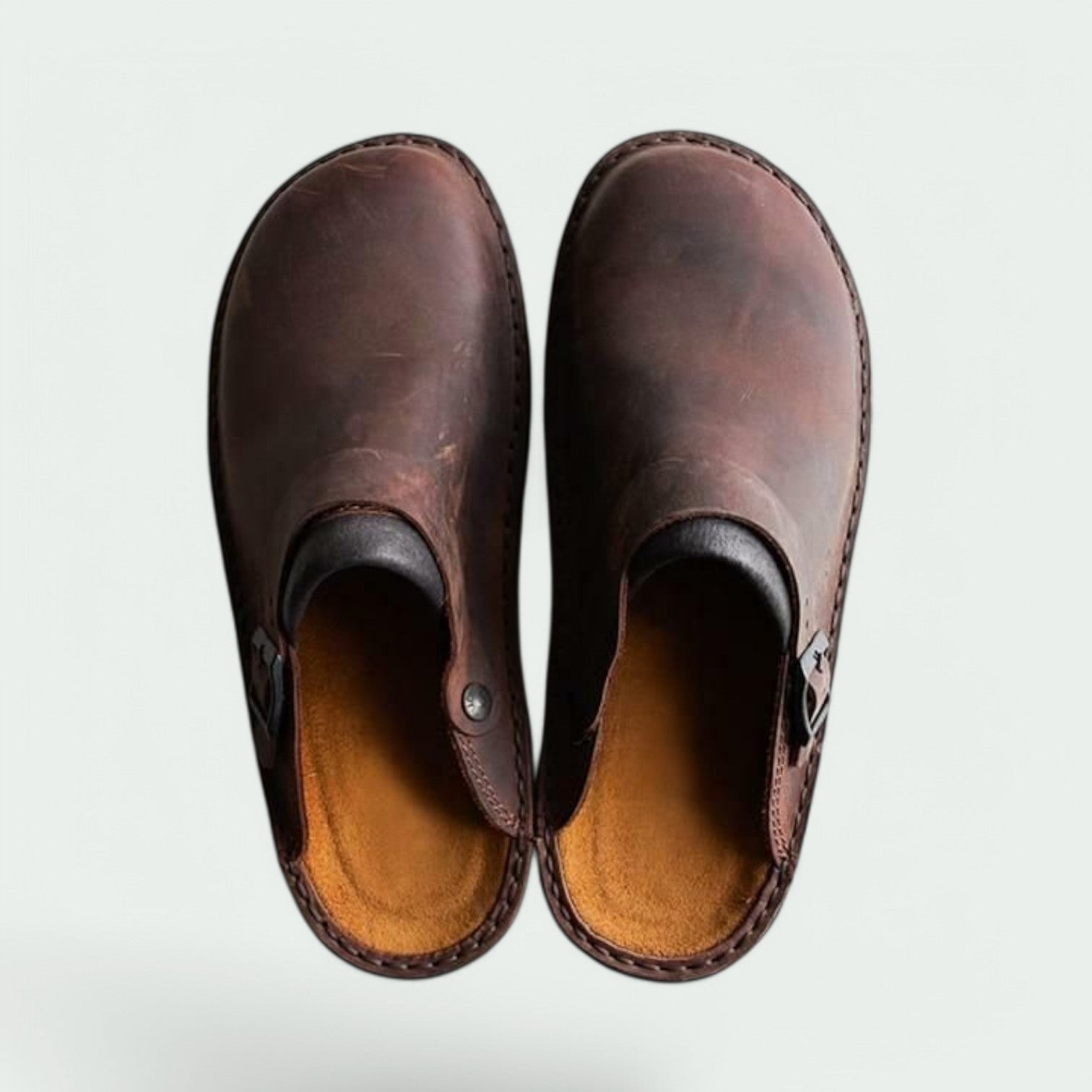 Brune herresandaler med åpen hæl. Komfortable sommersko for menn. Perfekt for både hverdag og fest.