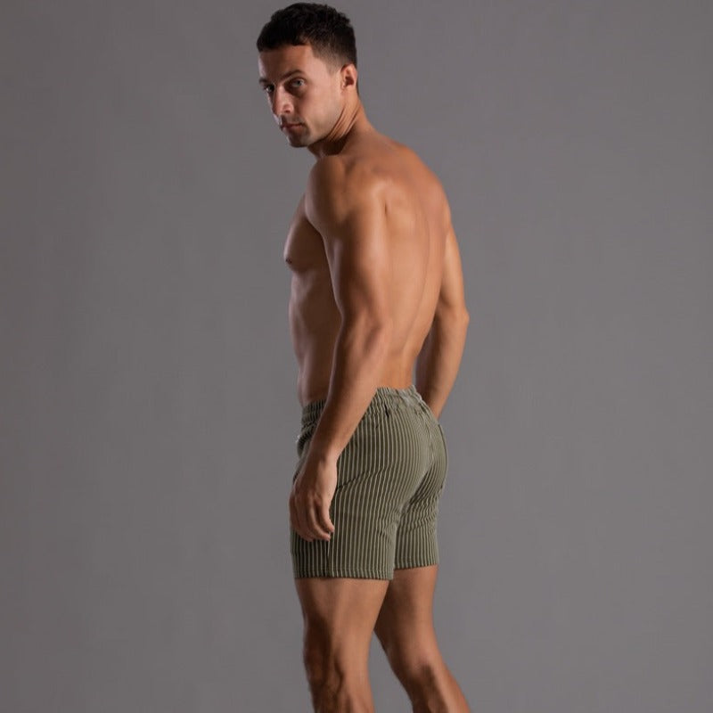 Stilige sommershorts for menn, ideelle for varme dager og aktiv bruk. Fokus på komfort og passform.