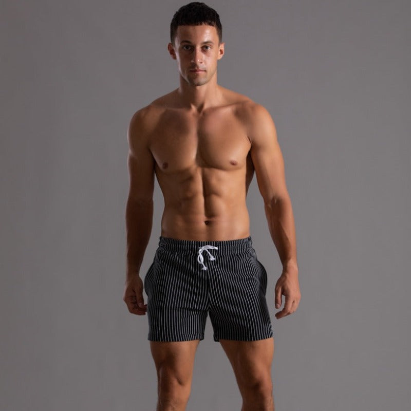 Behagelige herreshorts i nøytral tone for sommeren, stilrent design for menn. Aktive shorts.