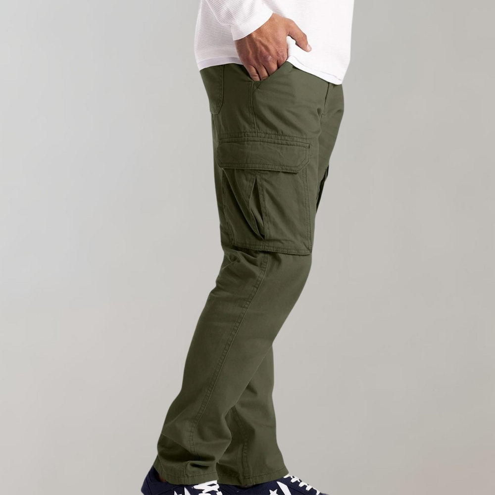 Mann iført moderne casual herre cargo-bukser, som kombinerer stil og komfort.