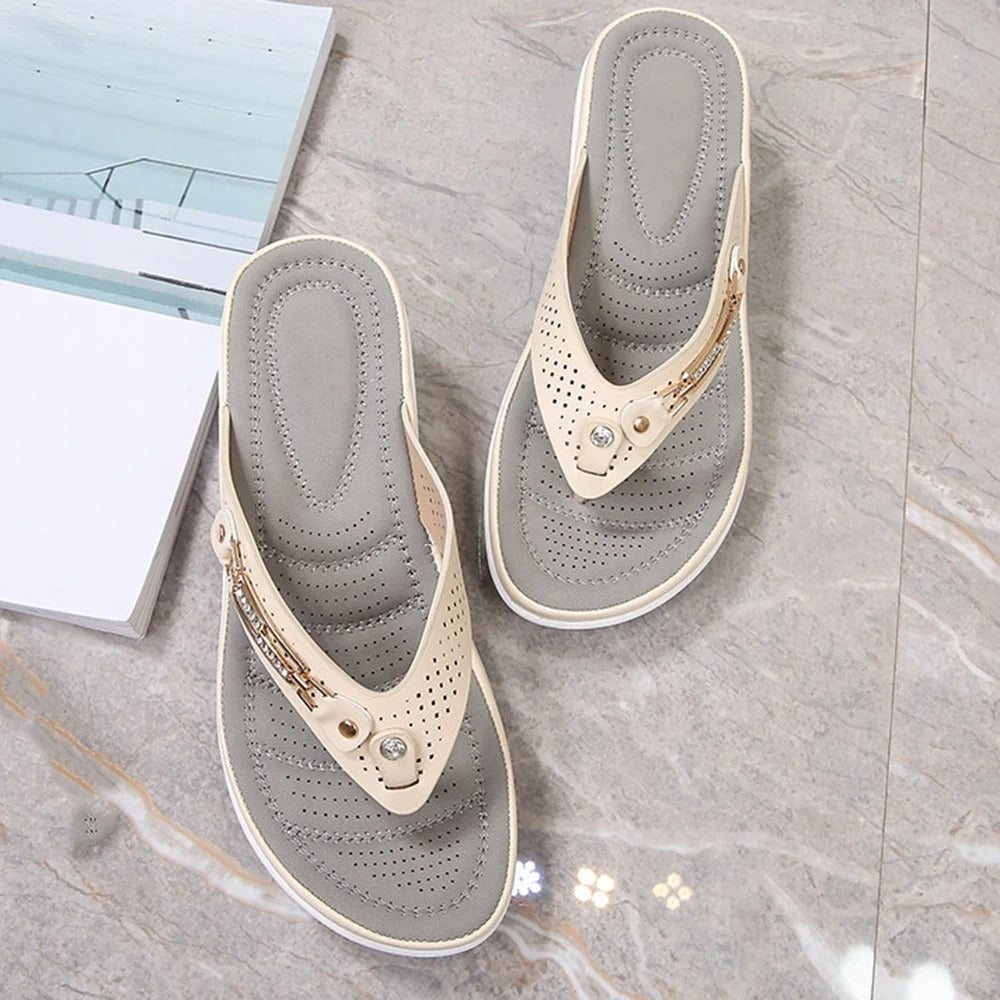 Elegante ortopediske flipflopsandaler i moderne design for kvinner. Komfortabelt og stilfullt sommerfottøy.