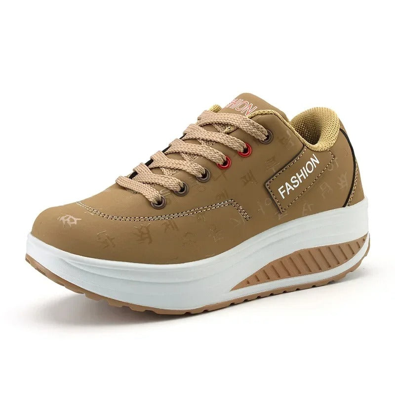 Moderne plattformsneakers med kilehæl og snøring, ideelle damesko for trendbevisste kvinner.