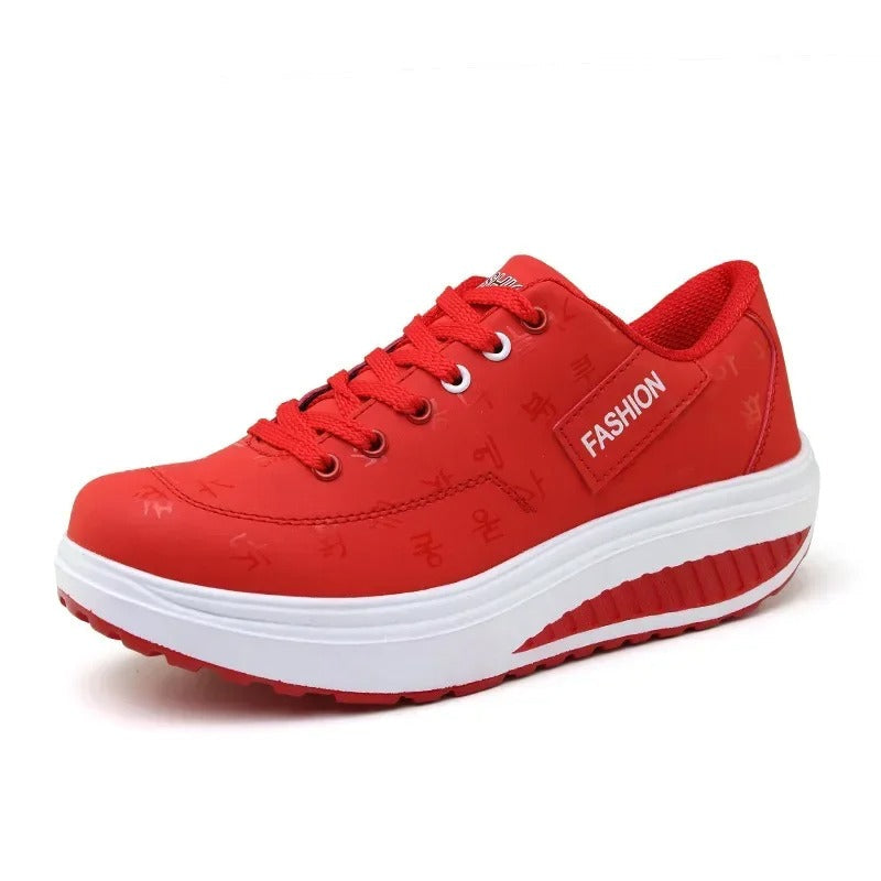 Casual fritidssko: komfortable plattformsneakers for kvinner med kilehæl og snøring.