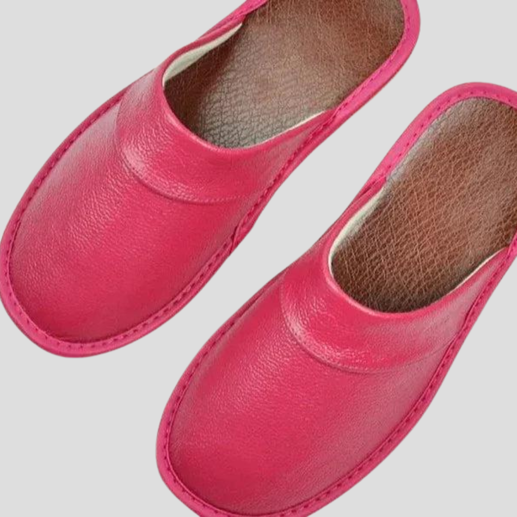 Fleksible herresandaler: Lette slip-on innesko til menn, gir bevegelsesfrihet for komfortabel fritid hjemme.