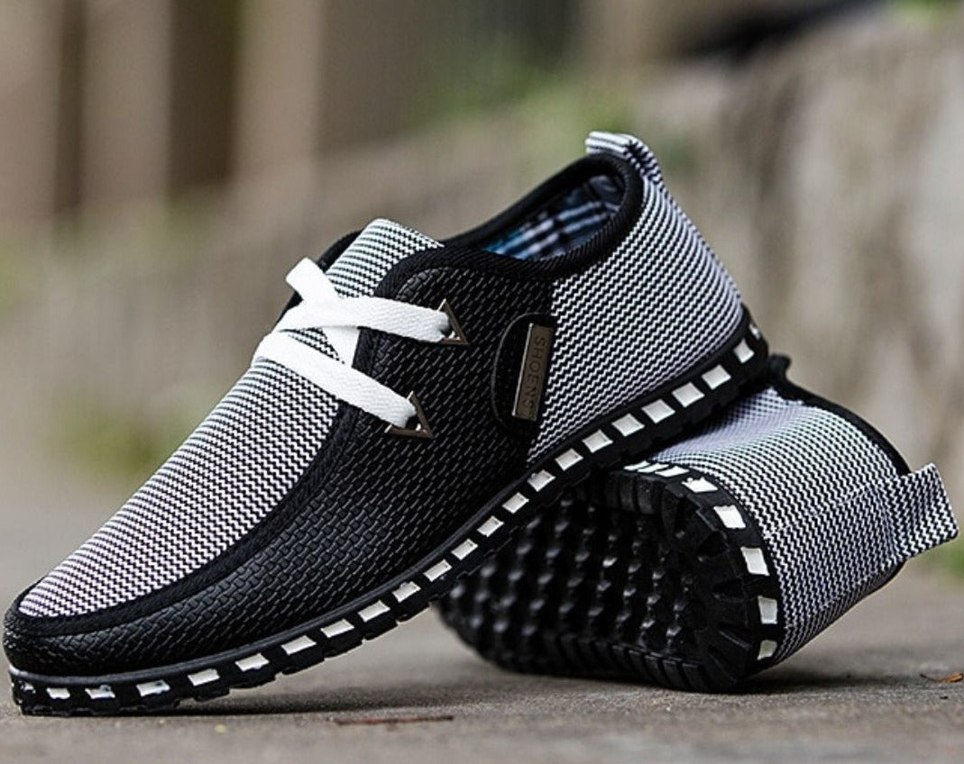 Nærbilde av sømmer på elegante herre kjøreloafers, understreker kvalitet og tidløst design.