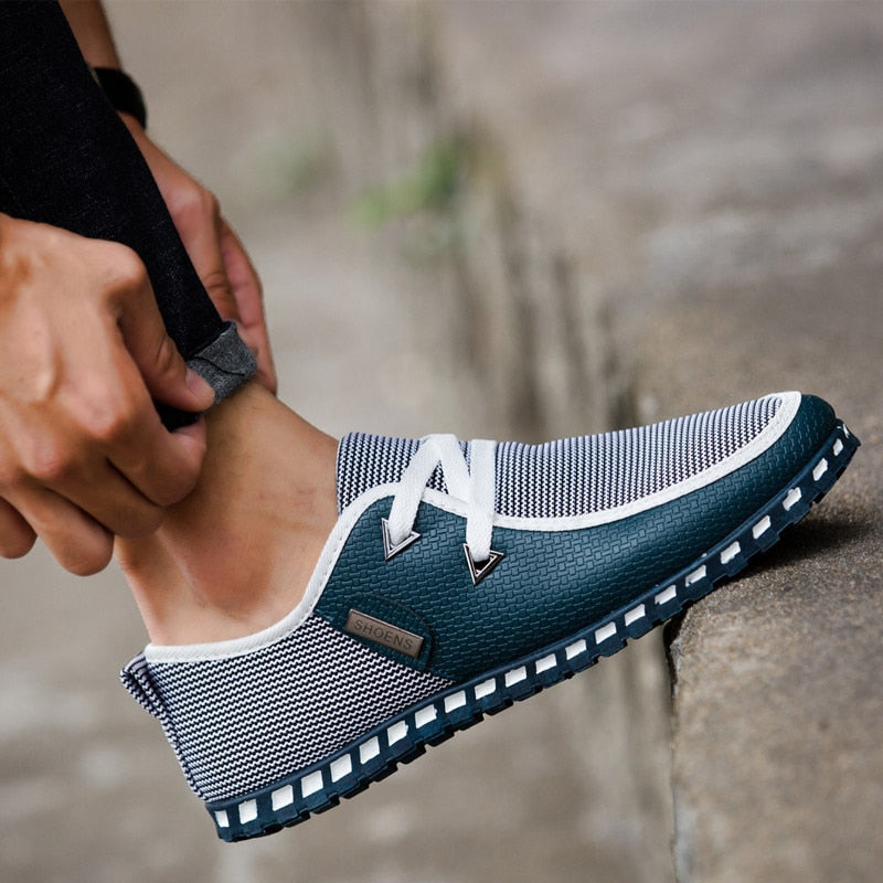 Detaljert bilde av brun herreloafer, komfortabel hverdagssko som passer til alt. En stilfull slip-on.