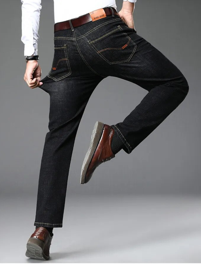 Stilige blå stretchjeans for dame med god passform og lommer, perfekt for både hverdag og festantrekk.