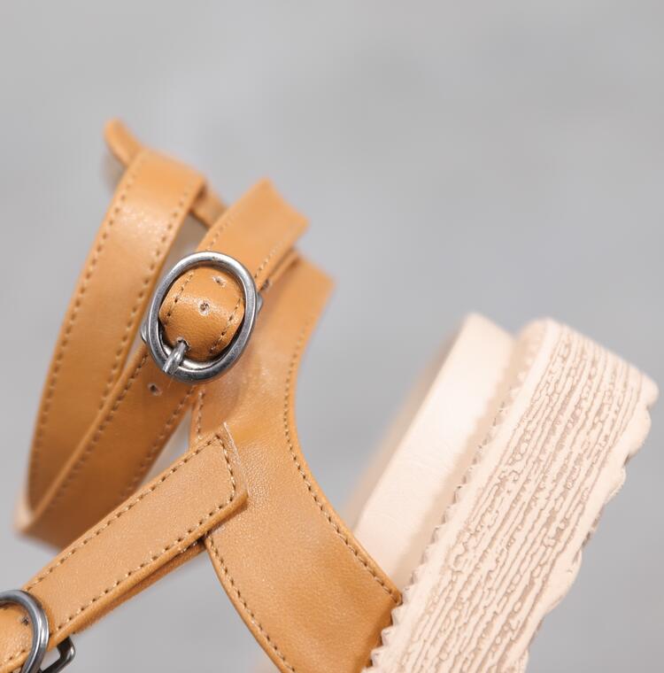 Komfortable sandaler for kvinner med åpen tå. Myke fritidssko i svart for en avslappet stil.
