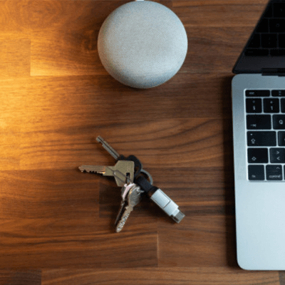 Løsning for alle dine ladebehov: en kompakt og kraftig 6-i-1 USB-lader for alle gadgets.