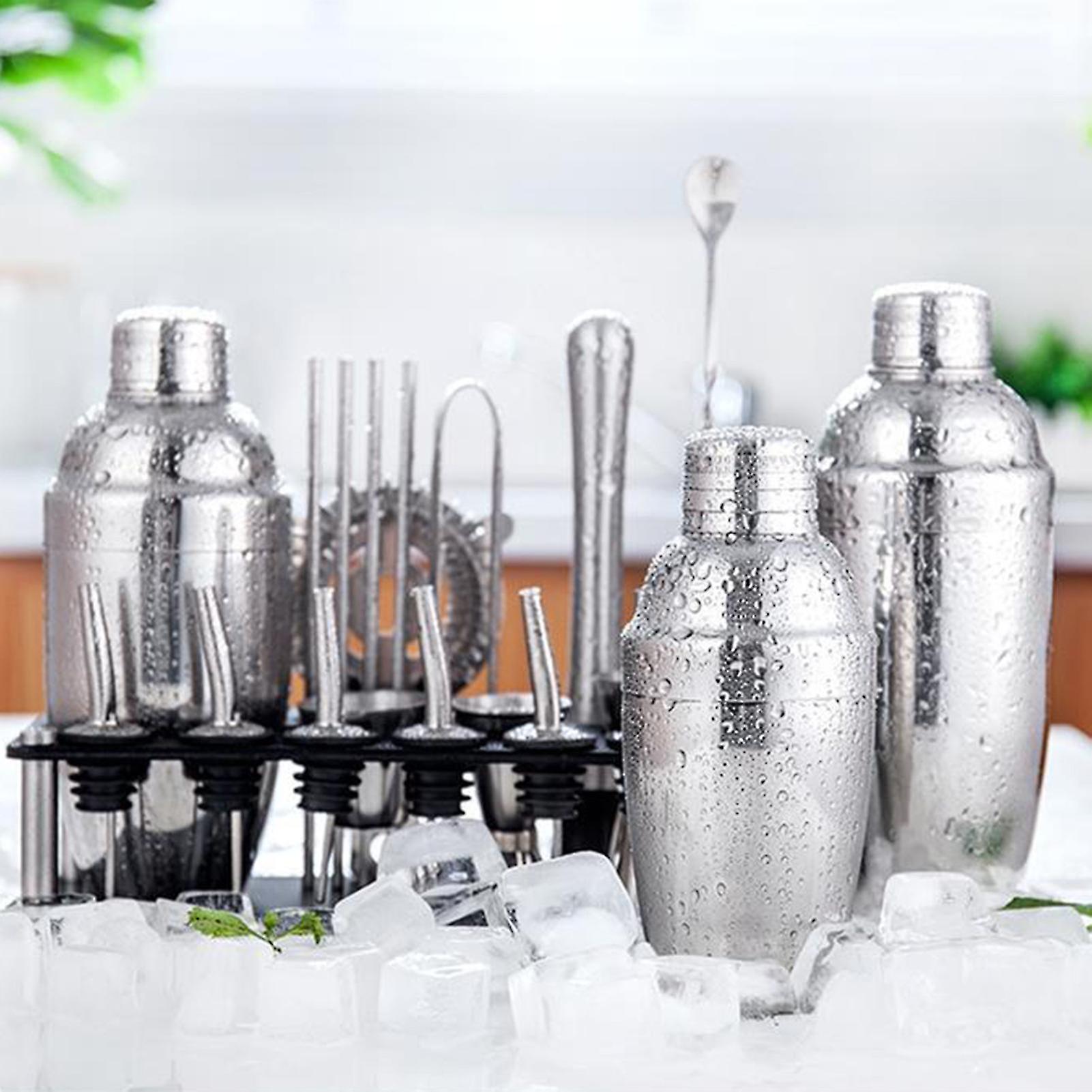 Profesjonelt cocktailsett med shaker, jigger og barverktøy i sølvfarget stål, perfekt for hjemmebartenderen.