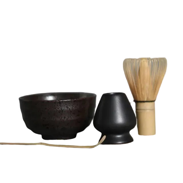 Komplett japansk matcha-gavesett med keramikk bolle og bambusvisp for autentisk teseremoni.