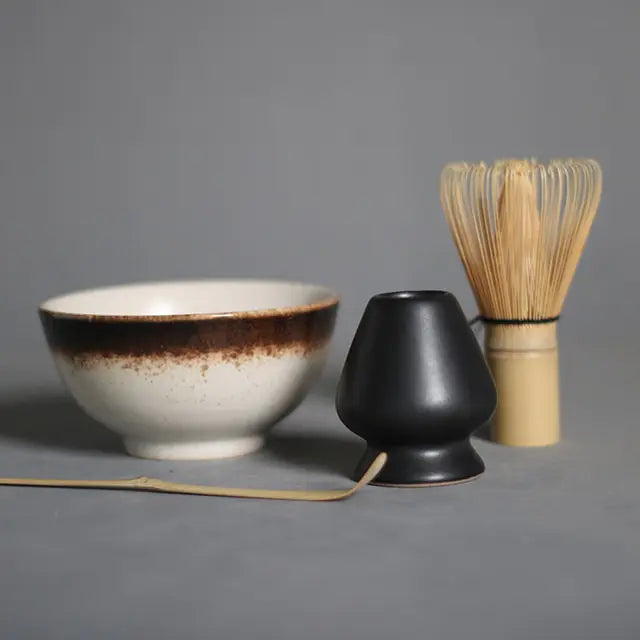 Japansk matcha-gavesett elegant presentert på et trebrett, klart for et beroligende te-ritual.