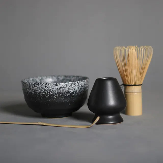 Tradisjonell keramisk matchabolle med bambusvisp; uunnværlig for ekte japansk matcha-forberedelse.